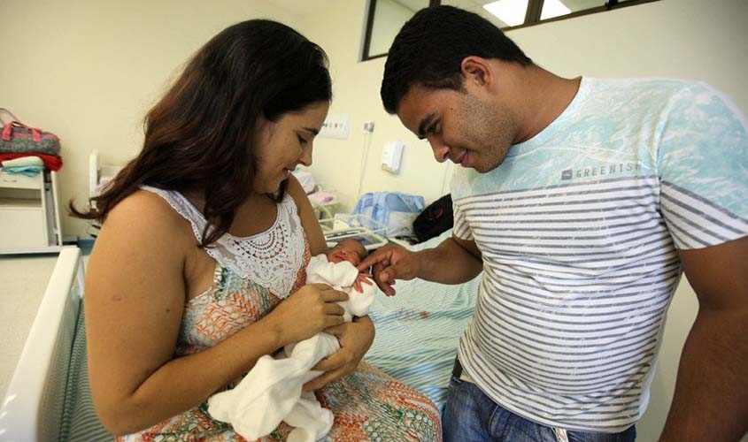 Primeira PEC de 2018 amplia duração das licenças maternidade e paternidade