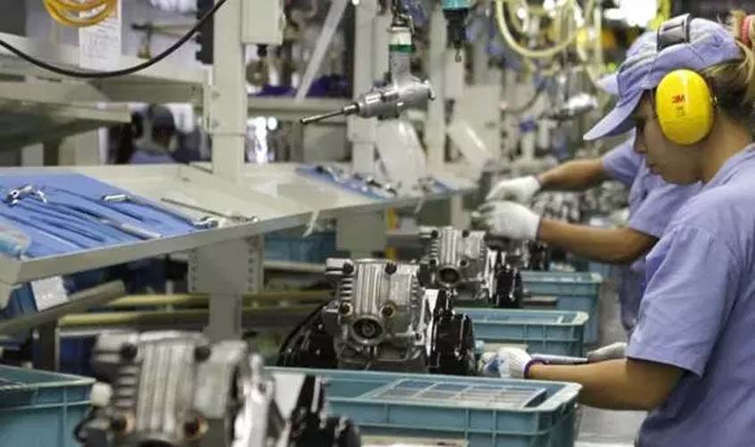 Produção industrial cai em 14 de 15 locais pesquisados pelo IBGE