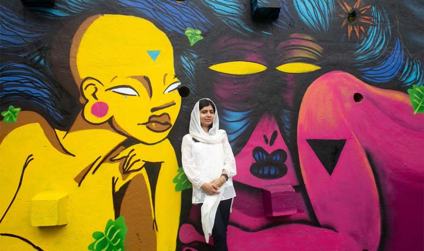 No Rio, Malala visita projeto de grafite e assiste a futebol na praia