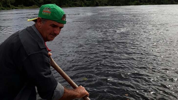 Pescador encontrou garoto de 5 anos que morreu afogado no rio Guaporé; cidade se comove 