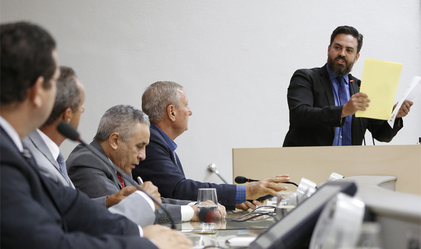 Léo Moraes destaca que caos na saúde do município recai sobre o Estado