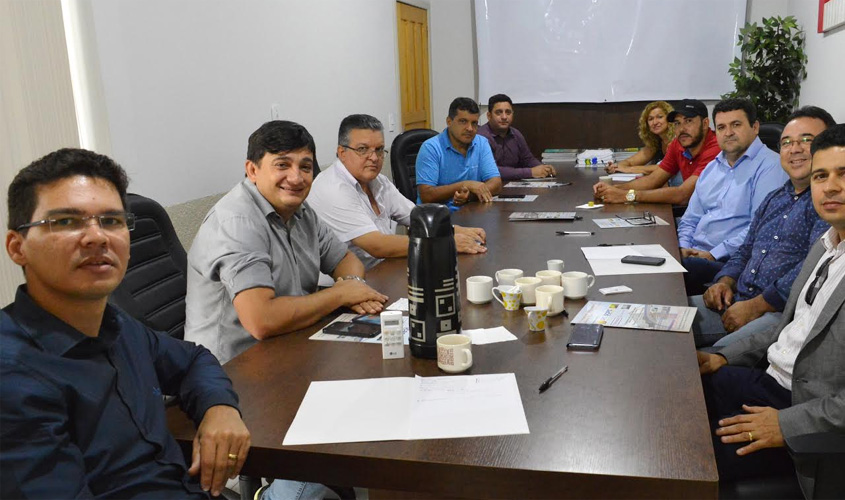 Cleiton Roque e superintendente da SUDER se reúnem com empresários do setor têxtil