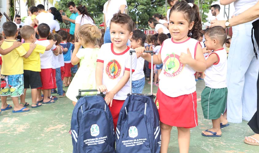 Prefeitura entrega kits escolares na creche Grilo Falante