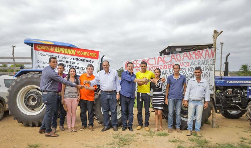 Maurão de Carvalho prestigia entrega de tratores no distrito de Rio Branco