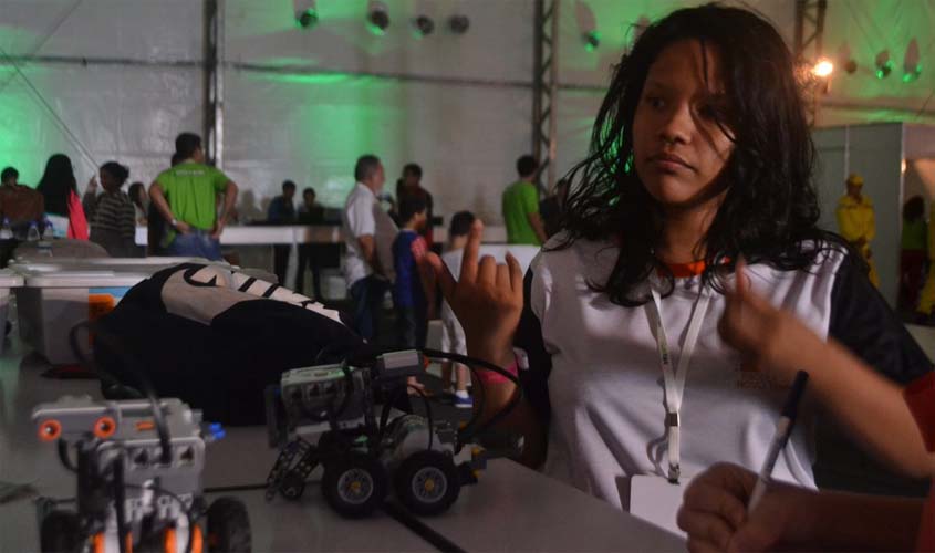 Acesso à tecnologia elementar é proposto com competição de robótica na Infoparty