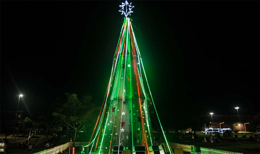 Árvore de 23 metros de altura é presente de Natal para Porto Velho