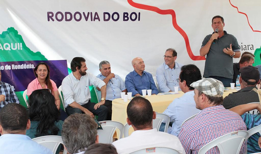 Maurão de Carvalho prestigia a assinatura da ordem de serviço para início do asfalto da Transrondônia
