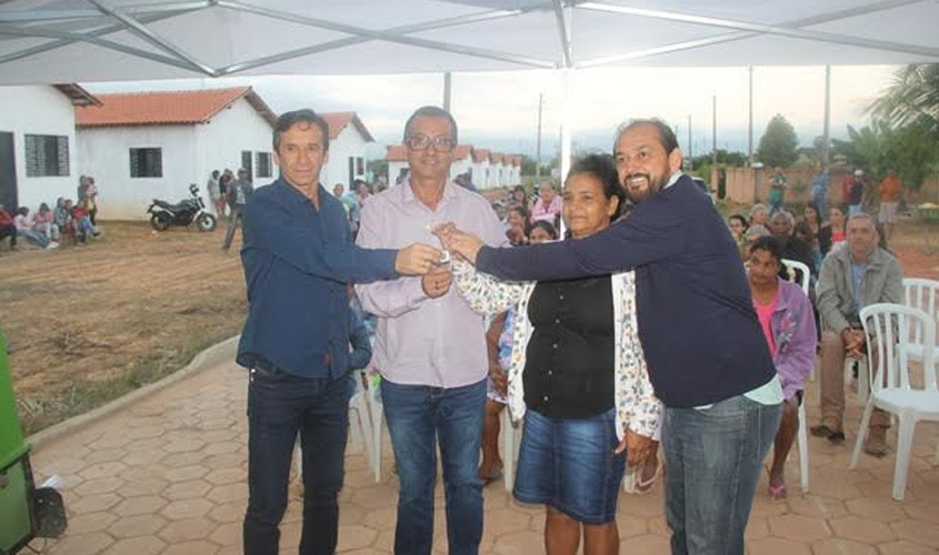Prefeito Charles Gomes e deputados Laerte Gomes e Marcelino Tenório entregam 40 casas populares em Vale do Paraíso 