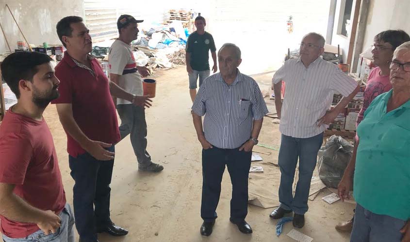 Maurão vistoria obras no hospital municipal e de recuperação de ruas em Jaru