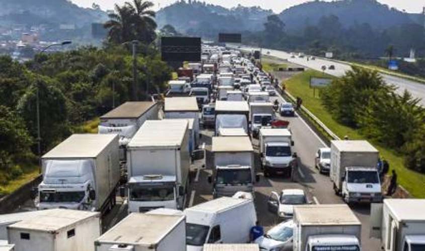 Associação de caminhoneiros pede fim dos bloqueios nas rodovias
