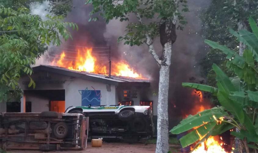 Garimpeiros ateiam fogo no prédio do Ibama em Humaitá após operação no rio Madeira. Vídeo 