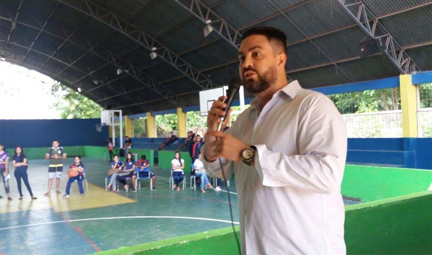​​​​​​​Deputado Léo Moraes visita Escola Estadual 4 de Janeiro e intercede por melhorias na instituição