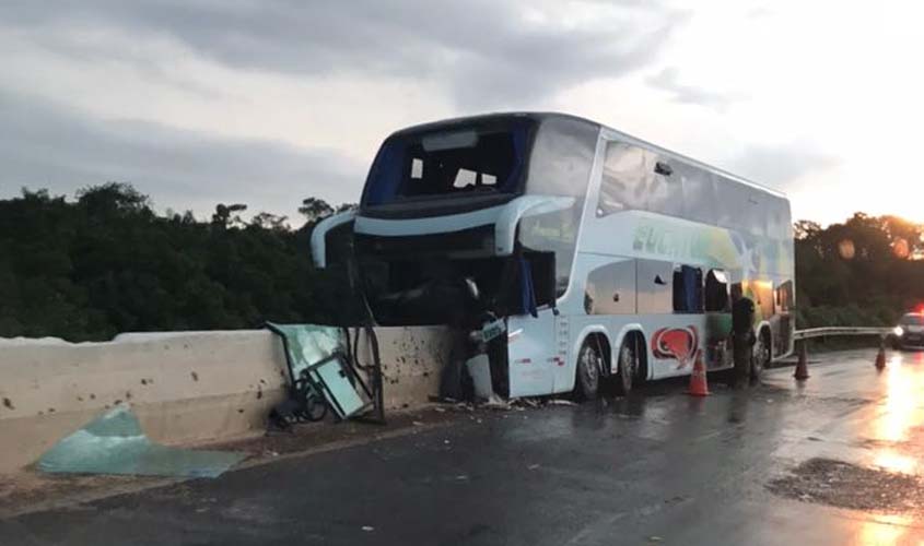 Passageiros e motorista ficam feridos em acidente com ônibus da Eucatur