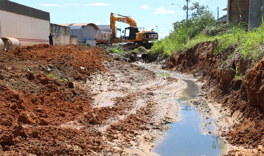 Prefeitura constrói canalização na rua Dr. Fiel