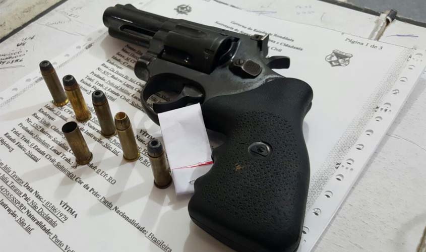 Dupla é detida com revólver após roubo na Zona Leste