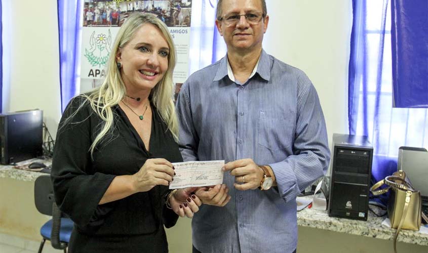 ​Apae e Casa Família Roseta recebem doação de salário do prefeito dr Hildon