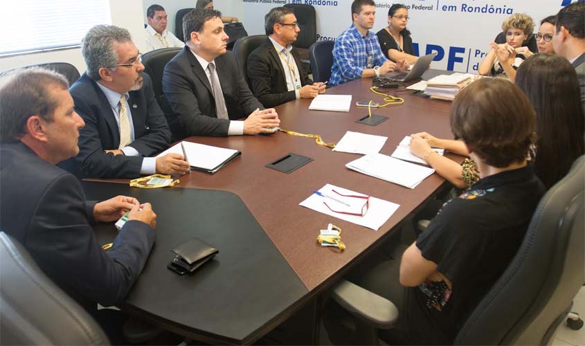​Prefeito trata sobre recuperação da Madeira Mamoré em reunião no MPF
