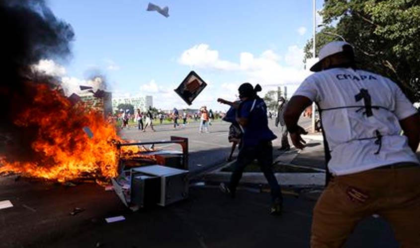 Governo pede que PF investigue atos de vandalismo em protesto em Brasília