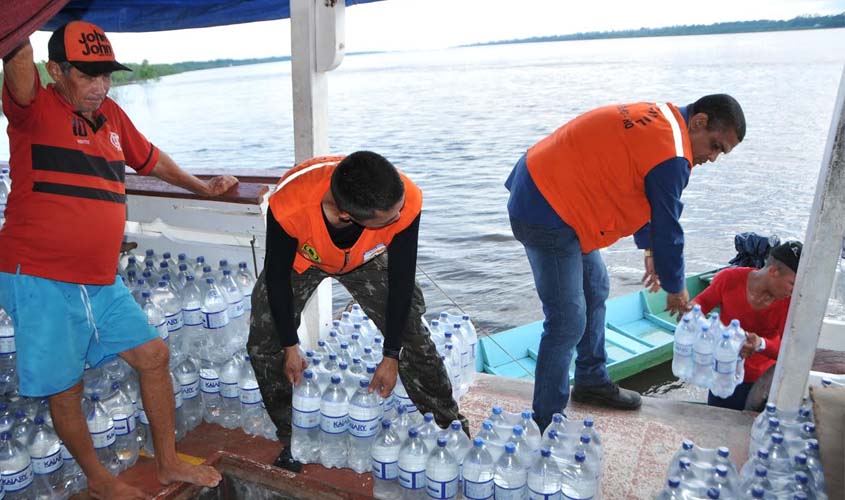Defesa Civil entrega água a comunidades ribeirinhas