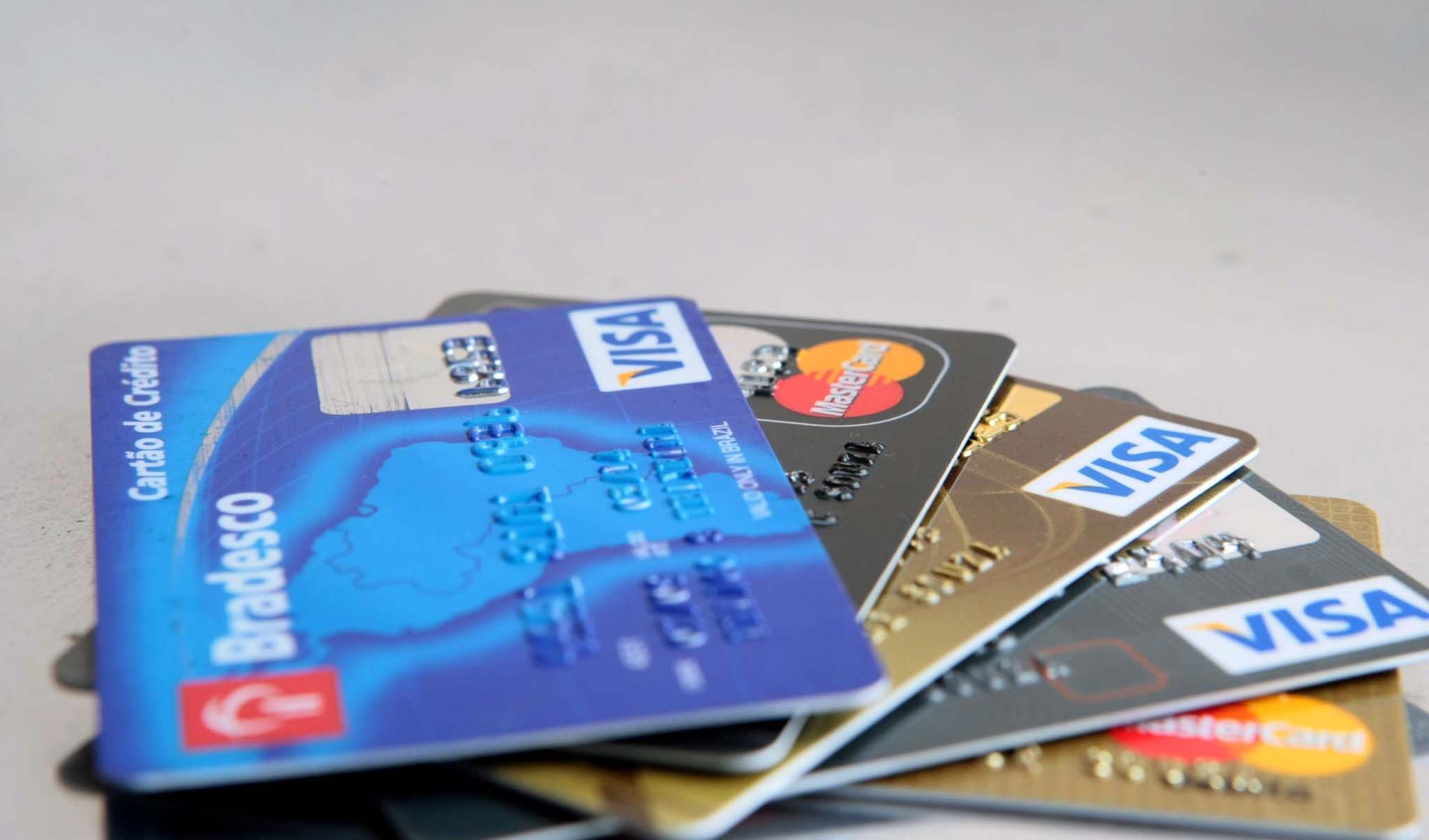 Novas regras para rotativo diminuem juros do cartão de crédito, mostra pesquisa