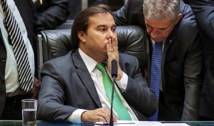Maia anuncia que privatização da Eletrobras não será votada este ano